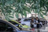 Pramuniaga memberikan informasi kendaraan kepada konsumen di showroom Honda IBRM Cimahi, Jawa Barat, Rabu (9/7/2025). Gabungan Industri Kendaraan Bermotor Indonesia (Gaikindo) mencatat penjualan mobil nasional secara grosir (whole sales) pada Juni 2025 sebesar 57.760 unit atau turun 22,6 persen secara year-on-year (yoy) dibandingkan Juni 2024 yang mencapai 74.615 unit, sedangkan penjualan mobil secara ritel atau dari dealer ke konsumen sebesar 61.647 unit atau turun 12,3 persen yoy dibandingkan periode yang sama tahun sebelumnya yang mencapai 70.290 unit. ANTARA FOTO/Abdan Syakura/agr