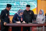 Ketua DPRD Kota Banjarbaru, Kalimantan Selatan Gusti Rizky Sukma Iskandar Putera (dua dari kanan) menyaksikan Wali Kota Erna Lisa Halaby yang didampingi Wakil Wali Kota Wartono (paling kanan) menandatangani dokumen kesepakatan Peraturan Daerah Pertanggungjawaban Pelaksanaan APBD Tahun Anggaran 2025 pada Rapat Paripurna di Gedung DPRD Banjarbaru, Selasa (8/7/2025).