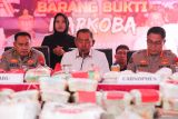 Dirresnarkoba Polda Jawa Timur Kombes Pol Robert Da Costa (tengah) didampingi Irwasda Polda Jawa Timur Kombes Pol Ary Satriyan (kiri) dan Kabidhumas Polda Jawa Timur Kombes Pol Jules Abraham Abast (kanan) menggelar konperensi pers pemusnahan barang bukti narkoba di Polda Jawa Timur, Surabaya, Jawa Timur, Rabu (9/7/2025). Ditresnarkoba Polda Jawa Timur memusnahkan barang bukti sabu sebanyak 49 kilogram, pil ekstasi sebanyak 2.860 butir, pil carnophen sebanyak 1.077.840 butir danÂ  obat keras berbahaya sebanyak 5.686.600 butir yang diamankan dari tujuh tersangka dalam tujuh kasus tindak pidana penyalahgunaan narkoba. ANTARA Jatim/Didik Suhartono/mas.