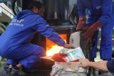 Sejumlah petugas Badan Narkotika Nasional Provinsi Jawa Timur memasukkan berbagai jenis narkoba ke dalam insenerator saat pemusnahan barang bukti narkoba di Polda Jawa Timur, Surabaya, Jawa Timur, Rabu (9/7/2025). Ditresnarkoba Polda Jawa Timur memusnahkan barang bukti sabu sebanyak 49 kilogram, pil ekstasi sebanyak 2.860 butir, pil carnophen sebanyak 1.077.840 butir danÂ  obat keras berbahaya sebanyak 5.686.600 butir yang diamankan dari tujuh tersangka dalam tujuh kasus tindak pidana penyalahgunaan narkoba. ANTARA Jatim/Didik Suhartono/mas.