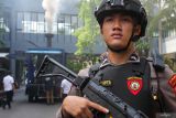 Polisi dengan senjata laras panjang bersiaga saat pemusnahan barang bukti narkoba di Polda Jawa Timur, Surabaya, Jawa Timur, Rabu (9/7/2025). Ditresnarkoba Polda Jawa Timur memusnahkan barang bukti sabu sebanyak 49 kilogram, pil ekstasi sebanyak 2.860 butir, pil carnophen sebanyak 1.077.840 butir danÂ  obat keras berbahaya sebanyak 5.686.600 butir yang diamankan dari tujuh tersangka dalam tujuh kasus tindak pidana penyalahgunaan narkoba. ANTARA Jatim/Didik Suhartono/mas.