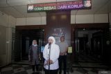 Gubernur Jawa Timur Khofifah Indar Parawansa memberikan keterangan seusai diperiksa oleh Komisi Pemberantasan Korupsi (KPK) di Polda Jawa Timur, Surabaya, Jawa Timur, Kamis (10/7/2025). Gubernur Khofifah diperiksa selama delapan jam  untuk dimintai keterangan sebagai saksi atas dugaan korupsi pengelolaan dana hibah untuk kelompok masyarakat (pokmas) di lingkungan Pemerintah Provinsi Jawa Timur tahun anggaran 2021-2022. Antara Jatim/Umarul Faruq