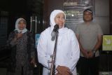 Gubernur Jawa Timur Khofifah Indar Parawansa memberikan keterangan seusai diperiksa oleh Komisi Pemberantasan Korupsi (KPK) di Polda Jawa Timur, Surabaya, Jawa Timur, Kamis (10/7/2025). Gubernur Khofifah diperiksa selama delapan jam  untuk dimintai keterangan sebagai saksi atas dugaan korupsi pengelolaan dana hibah untuk kelompok masyarakat (pokmas) di lingkungan Pemerintah Provinsi Jawa Timur tahun anggaran 2021-2022. Antara Jatim/Umarul Faruq