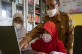 Disdikbud Parimo berikan bantuan operasional untuk 71 SD