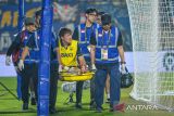 Pesepak bola Oxford United Ole Romenij mengalami cidera saat bertanding melawan Arema FC saat ajang Piala Presiden Grup A di Stadion Si Jalak Harupat, Bandung, Jawa Barat, Kamis (10/7/2025). Oxford United berhasil menang dengan skor 4-0 sekaligus memastikan tempat di babak final melawan Port FC pada Minggu 13 Juli 2025. ANTARA FOTO/Raisan Al Farisi/agr