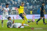 Pesepak bola Oxford United Przemyslaw Placheta (kanan) berebut bola dengan pesepak bola Arema FC Salim Akbar Tuharea (kiri) dan Yan Motta (tengah) saat pertandingan Piala Presiden Grup A di Stadion Si Jalak Harupat, Bandung, Jawa Barat, Kamis (10/7/2025). Oxford United berhasil menang dengan skor 4-0 sekaligus memastikan tempat di babak final melawan Port FC pada Minggu 13 Juli 2025. ANTARA FOTO/Raisan Al Farisi/agr