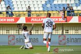 Pesepak bola Dewa United Stefano Lilipaly (kiri) melakukan seleberasi usai mencetak gol ke gawang Port FC saat pertandingan Piala Presiden Grup B di Stadion Si Jalak Harupat, Bandung, Jawa Barat, Kamis (10/7/2025). Pertandingan tersebut dimenangkan oleh Port FC dengan skor 2-1 dan memastikan posisi untuk berlaga pada final Piala Presiden. ANTARA FOTO/Raisan Al Farisi/agr