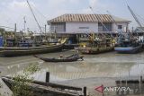 Perahu nelayan melintas di sekitar Pelabuhan Perikanan Nusantara Karangantu, Kota Serang, Banten, Kamis (10/7/2025). Kementerian Kelautan dan Perikanan meningkatkan peran pelabuhan perikanan sebagai etalase ekonomi yang aman dan nyaman melalui penetapan pelabuhan perikanan sebagai objek vital nasional (Obvitnas) yang dapat memberikan kepastian perlindungan negara terhadap operasional pelabuhan dari potensi gangguan serta sabotase. ANTARA FOTO/Angga Budhiyanto/gp