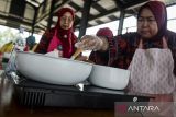 Peserta membuat hidangan saat lomba memasak menggunakan kompor induksi di Graha Bhakti Karya Modernland, Cipondoh, Kota Tangerang, Banten,Â Kamis (10/7/2025). Kompetisi memasak tersebut untuk mensosialisasikan penggunaan kompor induksi yang mengubah energi listrik menjadi energi panas dengan keunggulan lebih aman, hemat energi dan ramah lingkungan. ANTARA FOTO/Putra M. Akbar/gp