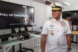 Kepala Staf Angkatan Laut (KSAL) Laksamana TNI Muhammad Ali meninjau inovasi tugas akhir wisudawan di salah satu stan saat Penutupan Pendidikan (Tupdik) dan Wisuda program Magister, program Sarjana dan program Diploma 3 di Auditorium Gedung Pulau Marore, Kampus Prajurit Teknokrat STTAL, Bumimoro, Surabaya, Jawa Timur, Kamis (10/7/2025). Sekolah Tinggi Teknologi Angkatan Laut (STTAL) meluluskan 99 mahasiswa yang terdiri 10 wisudawan program Magister Angkatan 11, 34 wisudawan program Sarjana Angkatan 44, dan 55 wisudawan program Diploma 3 Angkatan 18. ANTARA Jatim/Didik Suhartono/mas.