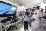 Kepala Staf Angkatan Laut (KSAL) Laksamana TNI Muhammad Ali (kedua kanan) meninjau inovasi tugas akhir wisudawan di salah satu stan saat Penutupan Pendidikan (Tupdik) dan Wisuda program Magister, program Sarjana dan program Diploma 3 di Auditorium Gedung Pulau Marore, Kampus Prajurit Teknokrat STTAL, Bumimoro, Surabaya, Jawa Timur, Kamis (10/7/2025). Sekolah Tinggi Teknologi Angkatan Laut (STTAL) meluluskan 99 mahasiswa yang terdiri 10 wisudawan program Magister Angkatan 11, 34 wisudawan program Sarjana Angkatan 44, dan 55 wisudawan program Diploma 3 Angkatan 18. ANTARA Jatim/Didik Suhartono/mas.