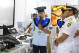 Kepala Staf Angkatan Laut (KSAL) Laksamana TNI Muhammad Ali (kanan) meninjau inovasi tugas akhir wisudawan di salah satu stan saat Penutupan Pendidikan (Tupdik) dan Wisuda program Magister, program Sarjana dan program Diploma 3 di Auditorium Gedung Pulau Marore, Kampus Prajurit Teknokrat STTAL, Bumimoro, Surabaya, Jawa Timur, Kamis (10/7/2025). Sekolah Tinggi Teknologi Angkatan Laut (STTAL) meluluskan 99 mahasiswa yang terdiri 10 wisudawan program Magister Angkatan 11, 34 wisudawan program Sarjana Angkatan 44, dan 55 wisudawan program Diploma 3 Angkatan 18. ANTARA Jatim/Didik Suhartono/mas.