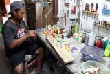 Perajin membuat umpan pancing buatan atau lure dari limbah kayu mebel di rumah produksi Branglure, Karanggeneng, Ngawi, Jawa Timur, Kamis (10/7/2025). Perajin setempat mengolah limbah kayu bekas mebel menjadi produk bernilai jual tinggi dengan memproduksi sekitar 200 buah lure berbagai jenis setiap bulan yang kemudian diekspor ke India serta dipasarkan ke sejumlah kota di Indonesia melalui media sosial dengan harga Rp35 ribu hingga Rp85 ribu per buah, tergantung ukuran dan tipe. ANTARA Jatim/Ari Bowo Sucipto/mas.