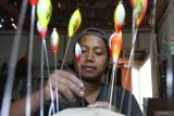 Perajin menjemur umpan pancing buatan atau lure dari limbah kayu mebel usai dicat di rumah produksi Branglure, Karanggeneng, Ngawi, Jawa Timur, Kamis (10/7/2025). Perajin setempat mengolah limbah kayu bekas mebel menjadi produk bernilai jual tinggi dengan memproduksi sekitar 200 buah lure berbagai jenis setiap bulan yang kemudian diekspor ke India serta dipasarkan ke sejumlah kota di Indonesia melalui media sosial dengan harga Rp35 ribu hingga Rp85 ribu per buah, tergantung ukuran dan tipe. ANTARA Jatim/Ari Bowo Sucipto/mas.