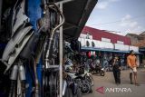 Warga melihat suku cadang dan aksesori motor yang dijual di Pasar Citereup, Kota Cimahi, Jawa Barat, Kamis (10/7/2025). Survei Bank Indonesia (BI) memperkirakan kinerja penjualan eceran meningkat pada Juni 2025, tecermin dari Indeks Penjualan Riil (IPR) mencapai 233,7 atau tumbuh 2,0 persen year on year (yoy) yang didorong oleh peningkatan penjualan di sebagian besar kelompok di antaranya bahan bakar kendaraan bermotor, suku cadang dan aksesori, subkelompok sandang serta kelompok peralatan informasi dan komunikasi. ANTARA FOTO/Abdan Syakura/agr