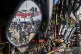 Warga melihat suku cadang dan aksesori motor yang dijual di Pasar Citereup, Kota Cimahi, Jawa Barat, Kamis (10/7/2025). Survei Bank Indonesia (BI) memperkirakan kinerja penjualan eceran meningkat pada Juni 2025, tecermin dari Indeks Penjualan Riil (IPR) mencapai 233,7 atau tumbuh 2,0 persen year on year (yoy) yang didorong oleh peningkatan penjualan di sebagian besar kelompok di antaranya bahan bakar kendaraan bermotor, suku cadang dan aksesori, subkelompok sandang serta kelompok peralatan informasi dan komunikasi. ANTARA FOTO/Abdan Syakura/agr