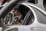 Pedagang memperbaiki suku cadang dan aksesori motor di Pasar Citereup, Kota Cimahi, Jawa Barat, Kamis (10/7/2025). Survei Bank Indonesia (BI) memperkirakan kinerja penjualan eceran meningkat pada Juni 2025, tecermin dari Indeks Penjualan Riil (IPR) mencapai 233,7 atau tumbuh 2,0 persen year on year (yoy) yang didorong oleh peningkatan penjualan di sebagian besar kelompok di antaranya bahan bakar kendaraan bermotor, suku cadang dan aksesori, subkelompok sandang serta kelompok peralatan informasi dan komunikasi. ANTARA FOTO/Abdan Syakura/agr