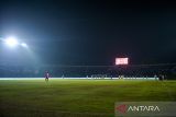 Kondisi lampu stadion yang mati saat pertandingan Piala Presiden Grup A antara Arema FC melawan Oxford United di Stadion Si Jalak Harupat, Bandung, Jawa Barat, Kamis (10/7/2025). ANTARA FOTO/Raisan Al Farisi/agr