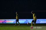 Pesepak bola Oxford United Ole Romeny (kanan) memainkan bola di pinggir lapangan saat lampu stadion yang mati saat pertandingan Piala Presiden Grup A antara Arema FC melawan Oxford United di Stadion Si Jalak Harupat, Bandung, Jawa Barat, Kamis (10/7/2025). ANTARA FOTO/Raisan Al Farisi/agr