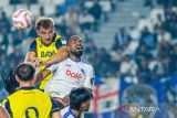 Pesepak bola Oxford United Michal Slawomir (kedua kanan) berebut bola dengan pesepak bola Arema FC Thales De Matos (kanan) saat pertandingan Piala Presiden Grup A di Stadion Si Jalak Harupat, Bandung, Jawa Barat, Kamis (10/7/2025). Oxford United berhasil menang dengan skor 4-0 sekaligus memastikan tempat di babak final melawan Port FC pada Minggu 13 Juli 2025. ANTARA FOTO/Raisan Al Farisi/agr
