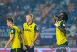 Pesepak bola Oxford United Gatlin Teye (kanan) melakukan seleberasi usai mencetak gol ke gawang Arema FC saat pertandingan Piala Presiden Grup A di Stadion Si Jalak Harupat, Bandung, Jawa Barat, Kamis (10/7/2025). Oxford United berhasil menang dengan skor 4-0 sekaligus memastikan tempat di babak final melawan Port FC pada Minggu 13 Juli 2025. ANTARA FOTO/Raisan Al Farisi/agr