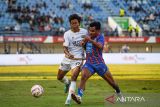 Pesepak bola Dewa United Edo Febriansyah (kiri) berebut bola dengan pesepak bola Port FC Asnawi Mangkualam (kanan) saat pertandingan Piala Presiden Grup B di Stadion Si Jalak Harupat, Bandung, Jawa Barat, Kamis (10/7/2025). Pertandingan tersebut dimenangkan oleh Port FC dengan skor 2-1 dan memastikan posisi untuk berlaga pada final Piala Presiden. ANTARA FOTO/Raisan Al Farisi/agr