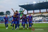 Pesepak bola Port FC Irfan Fandi Ahmad (kedua kiri) melakukan seleberasi bersama rekan-rekannya usai mencetak gol ke gawang Dewa United saat pertandingan Piala Presiden Grup B di Stadion Si Jalak Harupat, Bandung, Jawa Barat, Kamis (10/7/2025). Pertandingan tersebut dimenangkan oleh Port FC dengan skor 2-1 dan memastikan posisi untuk berlaga pada final Piala Presiden. ANTARA FOTO/Raisan Al Farisi/agr