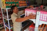 Ketua Koperasi Merah Putih Desa Jeruju Besar Husnin menata barang dagangan di etalase saat mempersiapkan operasional koperasi di Desa Jeruju Besar, Kecamatan Sungai Kakap, Kabupaten Kubu Raya, Kalimantan Barat, Rabu (9/7/2025). Koperasi Merah Putih Desa Jeruju Besar merupakan satu dari 80 ribu koperasi desa dan kelurahan se-Indonesia yang akan diluncurkan Presiden Prabowo Subianto pada 19 Juli 2025, sebagai upaya memperkuat ekonomi kerakyatan dan mendorong kemandirian desa melalui revitalisasi koperasi. ANTARA FOTO/Jessica Wuysang