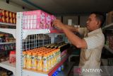 Ketua Koperasi Merah Putih Desa Jeruju Besar Husnin menata barang dagangan di etalase saat mempersiapkan operasional koperasi di Desa Jeruju Besar, Kecamatan Sungai Kakap, Kabupaten Kubu Raya, Kalimantan Barat, Rabu (9/7/2025). Koperasi Merah Putih Desa Jeruju Besar merupakan satu dari 80 ribu koperasi desa dan kelurahan se-Indonesia yang akan diluncurkan Presiden Prabowo Subianto pada 19 Juli 2025, sebagai upaya memperkuat ekonomi kerakyatan dan mendorong kemandirian desa melalui revitalisasi koperasi. ANTARA FOTO/Jessica Wuysang