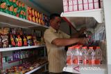 Ketua Koperasi Merah Putih Desa Jeruju Besar Husnin menata barang dagangan di etalase saat mempersiapkan operasional koperasi di Desa Jeruju Besar, Kecamatan Sungai Kakap, Kabupaten Kubu Raya, Kalimantan Barat, Rabu (9/7/2025). Koperasi Merah Putih Desa Jeruju Besar merupakan satu dari 80 ribu koperasi desa dan kelurahan se-Indonesia yang akan diluncurkan Presiden Prabowo Subianto pada 19 Juli 2025, sebagai upaya memperkuat ekonomi kerakyatan dan mendorong kemandirian desa melalui revitalisasi koperasi. ANTARA FOTO/Jessica Wuysang
