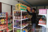 Pengurus koperasi Merah Putih Desa Jeruju Besar menata barang dagangan di etalase saat mempersiapkan operasional koperasi di Desa Jeruju Besar, Kecamatan Sungai Kakap, Kabupaten Kubu Raya, Kalimantan Barat, Rabu (9/7/2025). Koperasi Merah Putih Desa Jeruju Besar merupakan satu dari 80 ribu koperasi desa dan kelurahan se-Indonesia yang akan diluncurkan Presiden Prabowo Subianto pada 19 Juli 2025, sebagai upaya memperkuat ekonomi kerakyatan dan mendorong kemandirian desa melalui revitalisasi koperasi. ANTARA FOTO/Jessica Wuysang