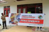 Dua pengurus koperasi bersiap memasang spanduk Koperasi Merah Putih di Desa Jeruju Besar, Kecamatan Sungai Kakap, Kabupaten Kubu Raya, Kalimantan Barat, Rabu (9/7/2025). Koperasi Merah Putih Desa Jeruju Besar merupakan satu dari 80 ribu koperasi desa dan kelurahan se-Indonesia yang akan diluncurkan Presiden Prabowo Subianto pada 19 Juli 2025, sebagai upaya memperkuat ekonomi kerakyatan dan mendorong kemandirian desa melalui revitalisasi koperasi. ANTARA FOTO/Jessica Wuysang