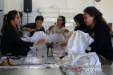 Sejumlah Warga Binaan Pemasyarakatan (WBP) belajar membatik di Lapas Perempuan Kelas IIA Pontianak, di Sungai Kakap, Kabupaten Kubu Raya, Kalimantan Barat, Kamis (10/7/2025). Kegiatan tersebut merupakan pelatihan kemandirian dan keterampilan dari Lapas Perempuan Kelas IIA Pontianak untuk membekali warga binaan dengan keterampilan membatik, agar setelah bebas mereka dapat hidup mandiri dan memiliki penghasilan. ANTARA FOTO/Jessica Wuysang