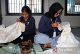 Sejumlah Warga Binaan Pemasyarakatan (WBP) belajar membatik di Lapas Perempuan Kelas IIA Pontianak, di Sungai Kakap, Kabupaten Kubu Raya, Kalimantan Barat, Kamis (10/7/2025). Kegiatan tersebut merupakan pelatihan kemandirian dan keterampilan dari Lapas Perempuan Kelas IIA Pontianak untuk membekali warga binaan dengan keterampilan membatik, agar setelah bebas mereka dapat hidup mandiri dan memiliki penghasilan. ANTARA FOTO/Jessica Wuysang