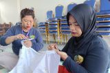 Sejumlah Warga Binaan Pemasyarakatan (WBP) belajar membatik di Lapas Perempuan Kelas IIA Pontianak, di Sungai Kakap, Kabupaten Kubu Raya, Kalimantan Barat, Kamis (10/7/2025). Kegiatan tersebut merupakan pelatihan kemandirian dan keterampilan dari Lapas Perempuan Kelas IIA Pontianak untuk membekali warga binaan dengan keterampilan membatik, agar setelah bebas mereka dapat hidup mandiri dan memiliki penghasilan. ANTARA FOTO/Jessica Wuysang