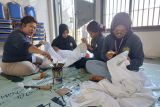 Sejumlah Warga Binaan Pemasyarakatan (WBP) belajar membatik di Lapas Perempuan Kelas IIA Pontianak, di Sungai Kakap, Kabupaten Kubu Raya, Kalimantan Barat, Kamis (10/7/2025). Kegiatan tersebut merupakan pelatihan kemandirian dan keterampilan dari Lapas Perempuan Kelas IIA Pontianak untuk membekali warga binaan dengan keterampilan membatik, agar setelah bebas mereka dapat hidup mandiri dan memiliki penghasilan. ANTARA FOTO/Jessica Wuysang