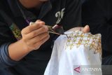 Warga Binaan Pemasyarakatan (WBP) belajar membatik di Lapas Perempuan Kelas IIA Pontianak, di Sungai Kakap, Kabupaten Kubu Raya, Kalimantan Barat, Kamis (10/7/2025). Kegiatan tersebut merupakan pelatihan kemandirian dan keterampilan dari Lapas Perempuan Kelas IIA Pontianak untuk membekali warga binaan dengan keterampilan membatik, agar setelah bebas mereka dapat hidup mandiri dan memiliki penghasilan. ANTARA FOTO/Jessica Wuysang