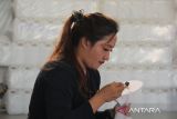 Warga Binaan Pemasyarakatan (WBP) belajar membatik di Lapas Perempuan Kelas IIA Pontianak, di Sungai Kakap, Kabupaten Kubu Raya, Kalimantan Barat, Kamis (10/7/2025). Kegiatan tersebut merupakan pelatihan kemandirian dan keterampilan dari Lapas Perempuan Kelas IIA Pontianak untuk membekali warga binaan dengan keterampilan membatik, agar setelah bebas mereka dapat hidup mandiri dan memiliki penghasilan. ANTARA FOTO/Jessica Wuysang