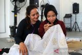 Petugas permasyarakatan memperlihatkan cara membatik kepada Warga Binaan Pemasyarakatan (WBP) di Lapas Perempuan Kelas IIA Pontianak, Sungai Kakap, Kabupaten Kubu Raya, Kalimantan Barat, Kamis (10/7/2025). Kegiatan tersebut merupakan pelatihan kemandirian dan keterampilan dari Lapas Perempuan Kelas IIA Pontianak untuk membekali warga binaan dengan keterampilan membatik, agar setelah bebas mereka dapat hidup mandiri dan memiliki penghasilan. ANTARA FOTO/Jessica Wuysang