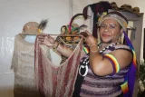 Kepala Bidang Pembinaan Mama-Mama UMKM dari Dinas Pemberdayaan Perempuan dan Perlindungan Anak Provinsi Papua Pegunungan, Limina Wenda menunjukkan noken yang dipamerkan pada Pameran Dekranas 2025 di BSCC Dome, Balikpapan, Kalimantan Timur, Kamis (10/7/2025). Dewan Kerajinan Nasional (Dekranas) mencatat bahwa saat ini terdapat sekitar 60 juta UMKM di Indonesia dan sebanyak 18 juta di antaranya bergerak di bidang fesyen dan kerajinan yang menjadi binaan Dekranas. Antara Kaltim/Aditya Nugroho/YU/mrh
