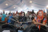 Sejumlah peserta menyelesaikan pembuatan kerajinan anyaman rotan pada Pameran Dekranas 2025 di BSCC Dome, Balikpapan, Kalimantan Timur, Kamis (10/7/2025). Demonstrasi menganyam rotan ditampilkan dalam pameran tersebut untuk mendorong pelaku UMKM di bidang kerajinan rotan agar berinovasi dan menjaga keberlanjutan kerajinan tradisional yang telah diwariskan secara turun-temurun. Antara Kaltim/Aditya Nugroho/YU/mrh
