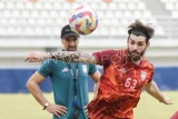Pesepak bola asal Lebanon Mohammad Al-Husseini (kanan) mengontrol bola saat mengikuti latihan bersama Borneo FC Samarinda di Stadion Segiri, Samarinda, Kalimantan Timur, Kamis (10/7/2025). Tim berjuluk Pesut Etam tersebut merekrut lima pemain asing baru yakni Douglas Coutinho, Juan Felipe Villa, Maicon Souza, Mohammad Al-Husseini, dan Joel Vinicius untuk mengikuti kompetisi sepak bola Super League 2025/2026. Antara Kaltim/M Risyal Hidayat/rwa. 