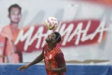 Pesepak bola asal Brasil Douglas Coutinho menyundul bola saat mengikuti latihan bersama Borneo FC Samarinda di Stadion Segiri, Samarinda, Kalimantan Timur, Kamis (10/7/2025). Tim berjuluk Pesut Etam tersebut merekrut lima pemain asing baru yakni Douglas Coutinho, Juan Felipe Villa, Maicon Souza, Mohammad Al-Husseini, dan Joel Vinicius untuk mengikuti kompetisi sepak bola Super League 2025/2026. Antara Kaltim/M Risyal Hidayat/rwa