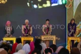 Istri Wakil Presiden Gibran Rakabuming Raka sekaligus Ketua Umum Dewan Kerajinan Nasional (Dekranas) Selvi Ananda (kedua kanan) didampingi Ketua Harian Dekranas Tri Tito Karnavian (kedua kiri), Ketua Dekranasda Kalimantan Timur Sarifah Suraidah Harum (kanan), dan Ketua Dekranasda Kota Balikpapan Nurlena Rahmad Mas'ud melakukan pemukulan alat musik tradisional jatung utang pada acara Pembukaan pameran Dekranas 2025 di BSCC Dome, Balikpapan, Kalimantan Timur, Rabu (9/7/2025). Peringatan HUT ke-45 Dekranas itu mengusung tema Perajin Berdaya Mendunia diharapkan dapat mendorong peningkatan literasi digital bagi para perajin di seluruh Indonesia, khususnya di daerah yang belum tersentuh teknologi dan pasar daring. Antara Kaltim/Aditya Nugroho/nz/mrh