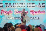 Istri Wakil Presiden Gibran Rakabuming Raka sekaligus Ketua Umum Dewan Kerajinan Nasional (Dekranas) Selvi Ananda menyampaikan sambutannya pada acara Pembukaan pameran Dekranas 2025 di BSCC Dome, Balikpapan, Kalimantan Timur, Rabu (9/7/2025). Peringatan HUT ke-45 Dekranas itu mengusung tema Perajin Berdaya Mendunia diharapkan dapat mendorong peningkatan literasi digital bagi para perajin di seluruh Indonesia, khususnya di daerah yang belum tersentuh teknologi dan pasar daring. Antara Kaltim/Aditya Nugroho/nz/mrh