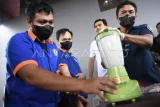 Tersangka Warga Negara Asing (WNA) asal Malaysia (kiri) memblender narkoba jenis sabu saat pemusnahan di Badan Narkotika Nasional (BNN) Provinsi Kalimantan Timur, di Samarinda, Kamis (10/7/2025). BNNP Kaltim memusnahkan 16 bungkus narkoba berjenis sabu seberat empat kilogram yang merupakan hasil kerja sama dengan Kanwil Bea Cukai Kalimantan Bagian Timur di Bandara Sultan Aji Muhammad Sulaiman (SAMS) Sepinggan, Balikpapan. Antara Kaltim/M Risyal Hidayat