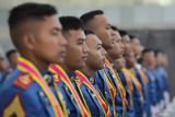 Sejumlah taruna Akademi Angkatan Laut (AAL) mengikuti upacara Penutupan Pendidikan (Tupdik) dan Wisuda Sarjana Taruna  AAL Angkatan ke-70 dan Angkatan ke-71 di Gedung Maspardi, AAL, Surabaya, Jawa Timur, Kamis (10/7/2025). Akademi Angkatan Laut (AAL) mewisuda 192 taruna Angkatan ke-70 terdiri dari 65 orang Korps Pelaut, 32 orang Korps Teknik, 25 orang Korps Elektronika, 21 orang Korps Suplai, dan 49 orang Korps Marinir, dan 241 taruna Angkatan ke-71 terdiri dari 77 orang Korps Pelaut, 44 orang Korps Teknik, 35 orang Korps Elektronika, 28 orang Korps Suplai, dan 57 orang Korps Marinir. ANTARA Jatim/Didik Suhartono/mas.