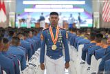 Sejumlah taruna Akademi Angkatan Laut (AAL) mengikuti upacara Penutupan Pendidikan (Tupdik) dan Wisuda Sarjana Taruna  AAL Angkatan ke-70 dan Angkatan ke-71 di Gedung Maspardi, AAL, Surabaya, Jawa Timur, Kamis (10/7/2025). Akademi Angkatan Laut (AAL) mewisuda 192 taruna Angkatan ke-70 terdiri dari 65 orang Korps Pelaut, 32 orang Korps Teknik, 25 orang Korps Elektronika, 21 orang Korps Suplai, dan 49 orang Korps Marinir, dan 241 taruna Angkatan ke-71 terdiri dari 77 orang Korps Pelaut, 44 orang Korps Teknik, 35 orang Korps Elektronika, 28 orang Korps Suplai, dan 57 orang Korps Marinir. ANTARA Jatim/Didik Suhartono/mas.