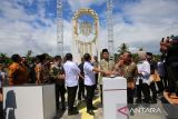 Menteri Koordinator Bidang Hukum, HAM, Imigrasi dan Permasyarakatan (Menko Kumham Imipas) Yusril Ihza Mahendra (ketiga kanan) bersama Wakil Menteri Hak Asasi Manusia (HAM) Mugiyanto (kedua kanan) dan Wakil Gubernur Aceh, Fadhlullah (keempat kanan) menekan tombol saat peresmian  Memorial Living Park Rumah Gedung , di Kampung Bili , kabupaten Pidie, Aceh, Kamis (10/7/2025). Peresmian monumen Memorial Living Park Rumah Gedung  tersebut ,  menjadi simbol  upaya negara dalam menghadirkan keadilan  dan pengakuan  atas pelanggaran HAM berat masa lalu  konflik di Aceh. ANTARA FOTO/Ampelsa.
