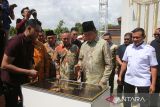 Menteri Koordinator Bidang Hukum, HAM, Imigrasi dan Permasyarakatan (Menko Kumham Imipas) Yusril Ihza Mahendra (kedua kanan) bersama Wakil Menteri Hak Asasi Manusia (HAM) Mugiyanto (ketiga kanan) dan Wakil Gubernur Aceh, Fadhlullah ( kanan) menanandatangani prasasti saat peresmian  Memorial Living Park Rumah Gedung , di Kampung Bili , kabupaten Pidie, Aceh, Kamis (10/7/2025). Peresmian monumen Memorial Living Park Rumah Gedung  tersebut ,  menjadi simbol  upaya negara dalam menghadirkan keadilan  dan pengakuan  atas pelanggaran HAM berat masa lalu  konflik di Aceh. ANTARA FOTO/Ampelsa.